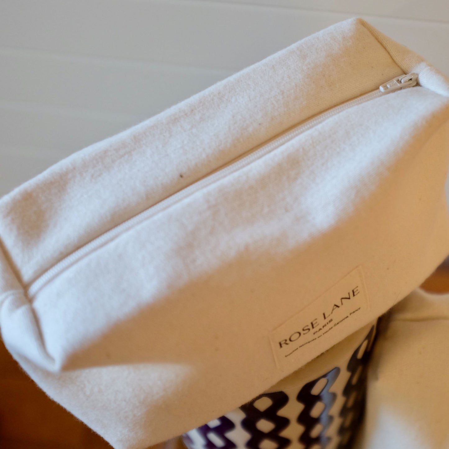 Trousse de maquillage avec vase décoratif prise de haut par Rose Lane