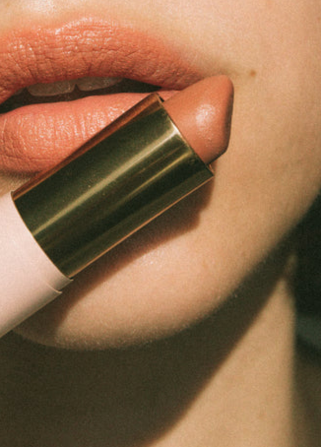 Comment obtenir des lèvres plus pulpeuses avec un rouge à lèvres naturel ?