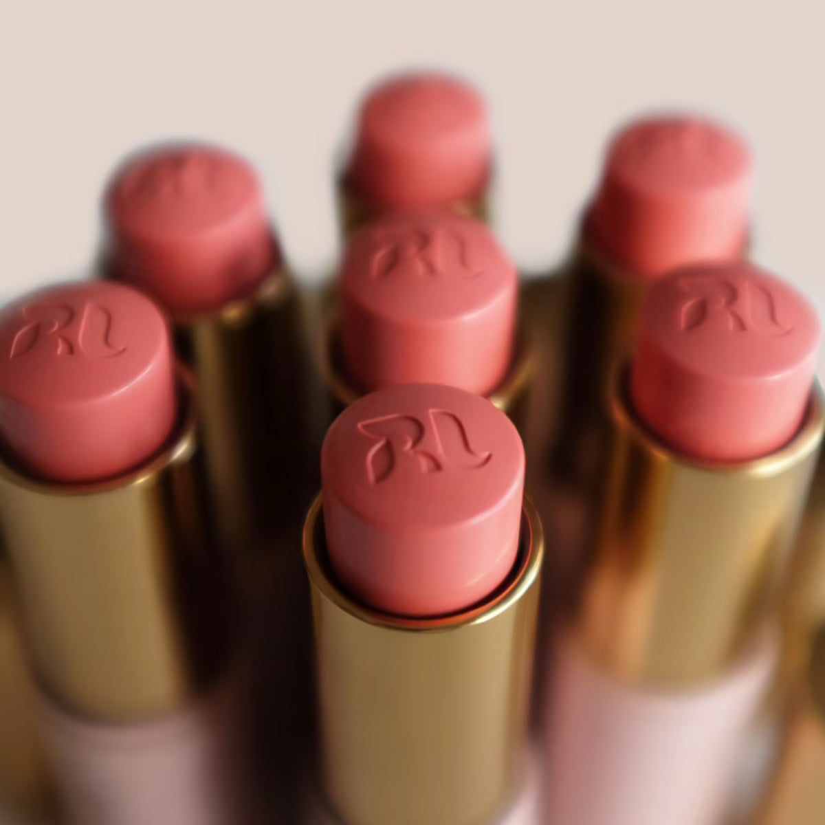 Blush naturel sur fond taupe