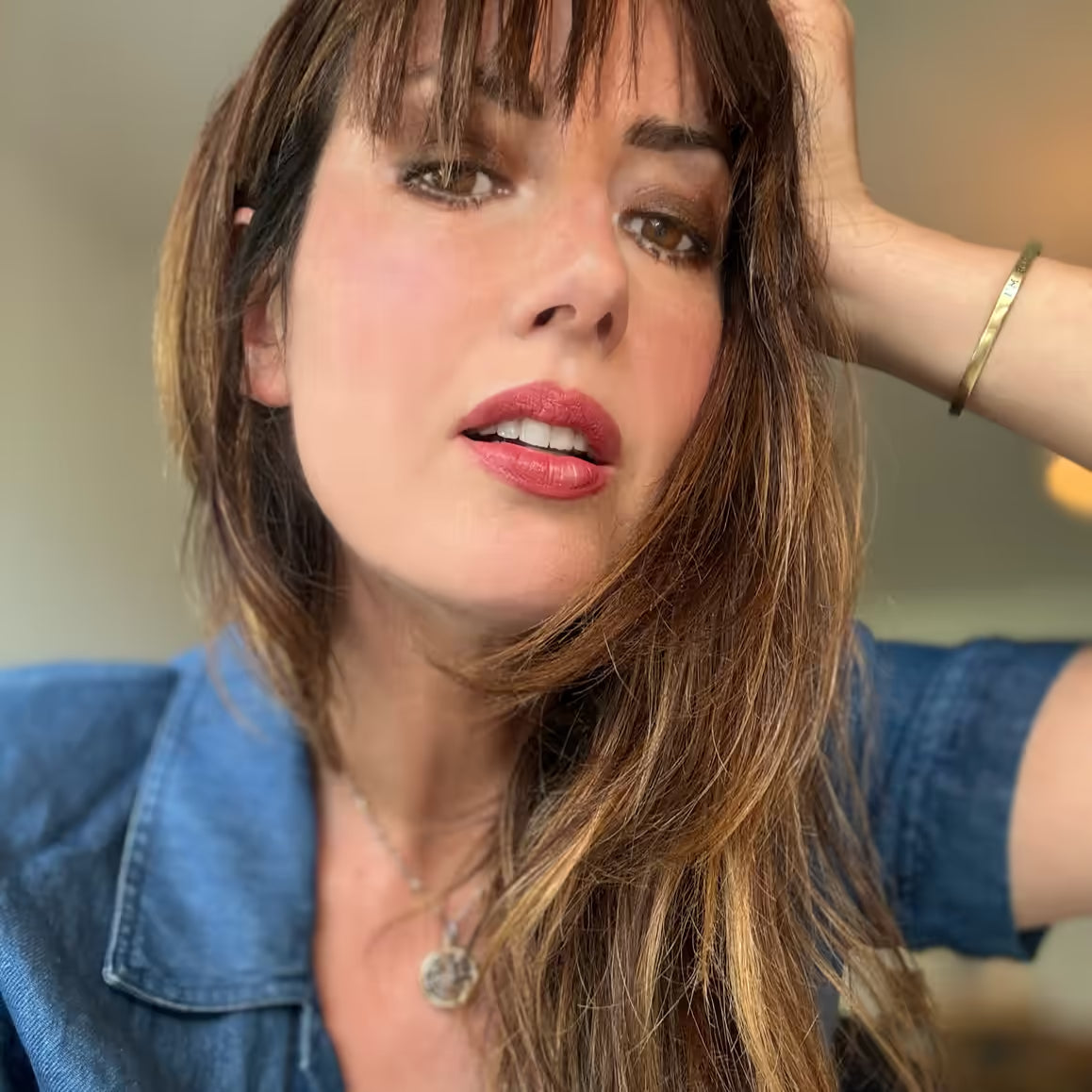 Katya porte le rouge à lèvres Bois de rose Rose Lane Paris