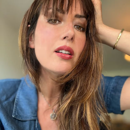 Katya porte le rouge à lèvres Bois de rose Rose Lane Paris