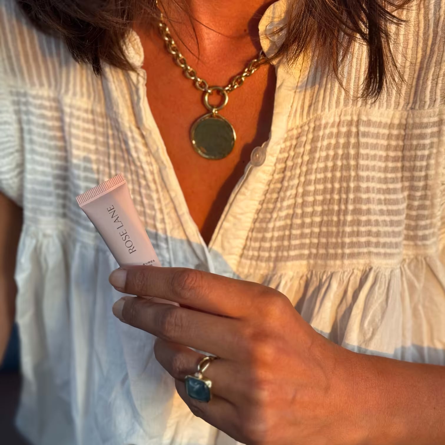 Marine tient baume naturel teinte Rose Lane dans les mains