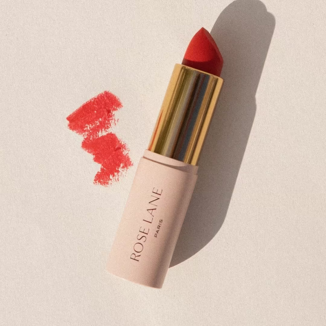 Texture du rouge à lèvres naturel Rouge Rendez-vous, fini impeccable.